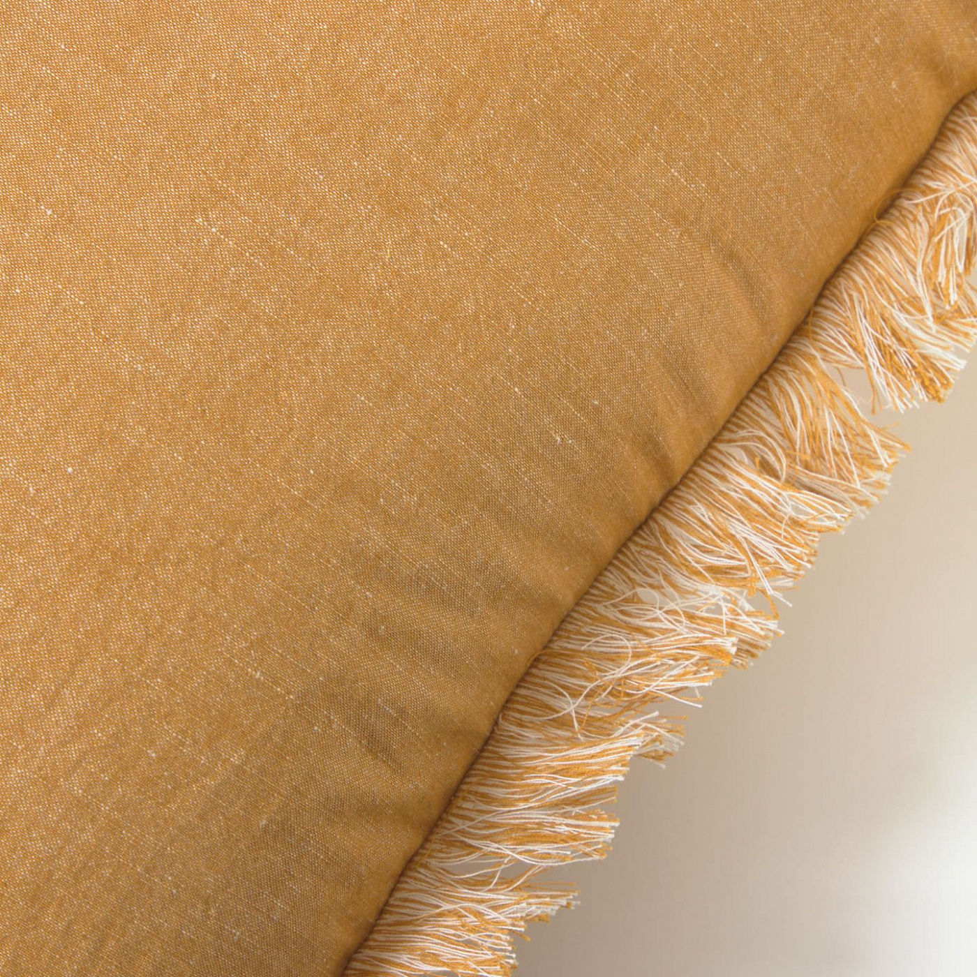 108881 Наволочка горчичный из хлопка и льна с бахромой 45 x 45 см La Forma Abinadi  - Вид №1