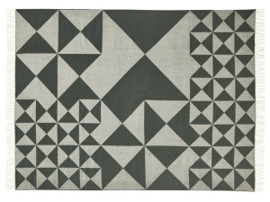 Шерстяной плед с графическим рисунком