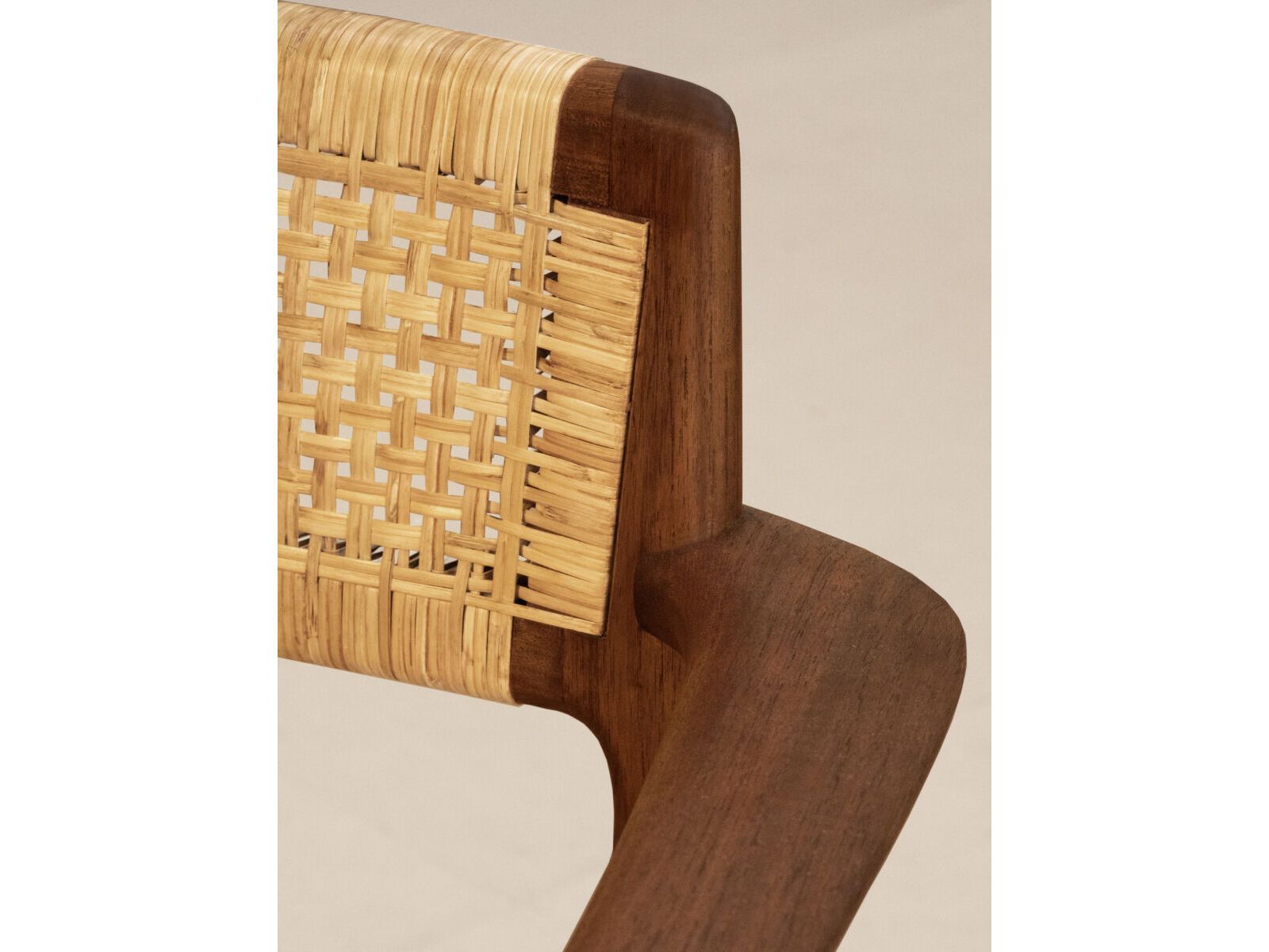Стул из тикового дерева с подлокотниками Phantom Hands Tangāli ARCH-00050472 - Вид №4