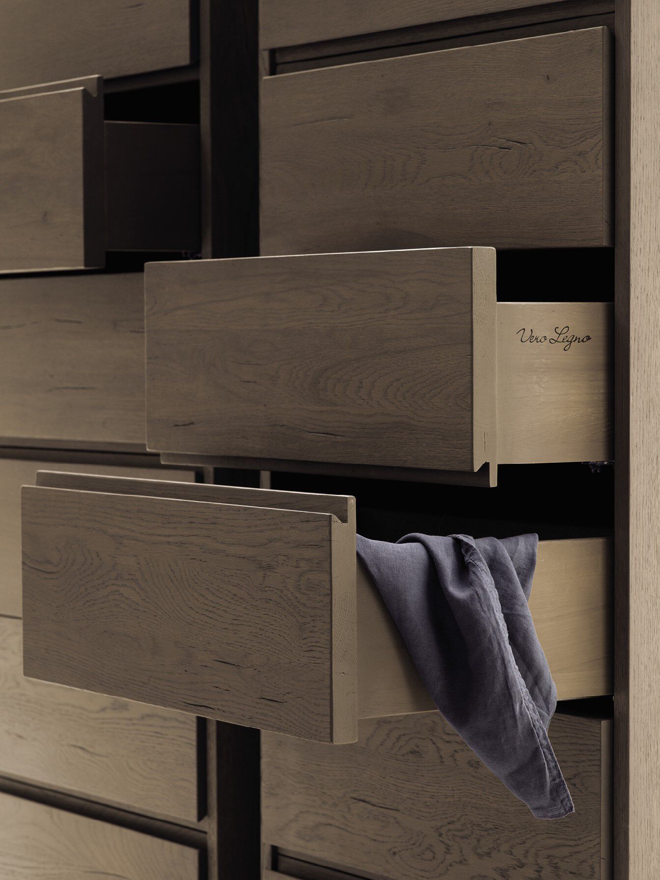 Еженедельный комод из массива дерева Devina Nais GROOVE ARCH-00120999 - Вид №1