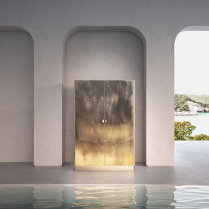 Деревянный шкаф со стеклянными дверцами