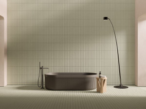 Овальная ванна в центре комнаты