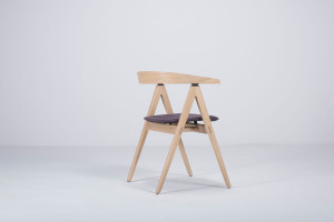 Мягкий стул с открытой спинкой