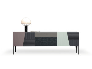 Деревянный шкаф с распашными дверями