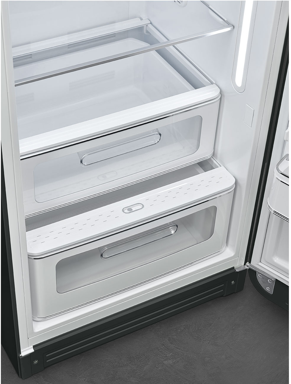 FAB28RDBLV5 Холодильник / отдельностоящий однодверный холодильник, стиль 50-х годов, 60 см, черный вельвет, петли справа SMEG  - Вид №7