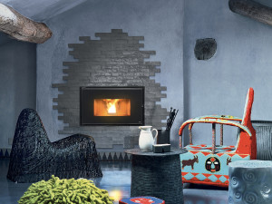 Встроенный камин на гранулах с дистанционным управлением