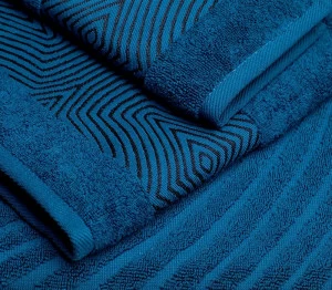 Полотенца из коллекции MAGNUM имеют богатую двустороннюю фактуру, благодаря высокой плотность полотна - 500 гр/м2. Это позволяет достичь объемной структуры, великолепной впитываемости и мягкости. Данная серия полотенец выполнена в трёх колористиках: глубо