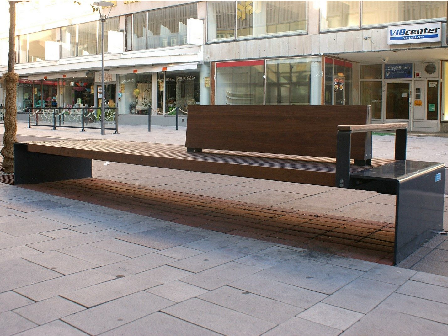 Стальная скамья со спинкой с подлокотниками Nola Industrier CITY WALK ARCH-00070095 - Вид №1