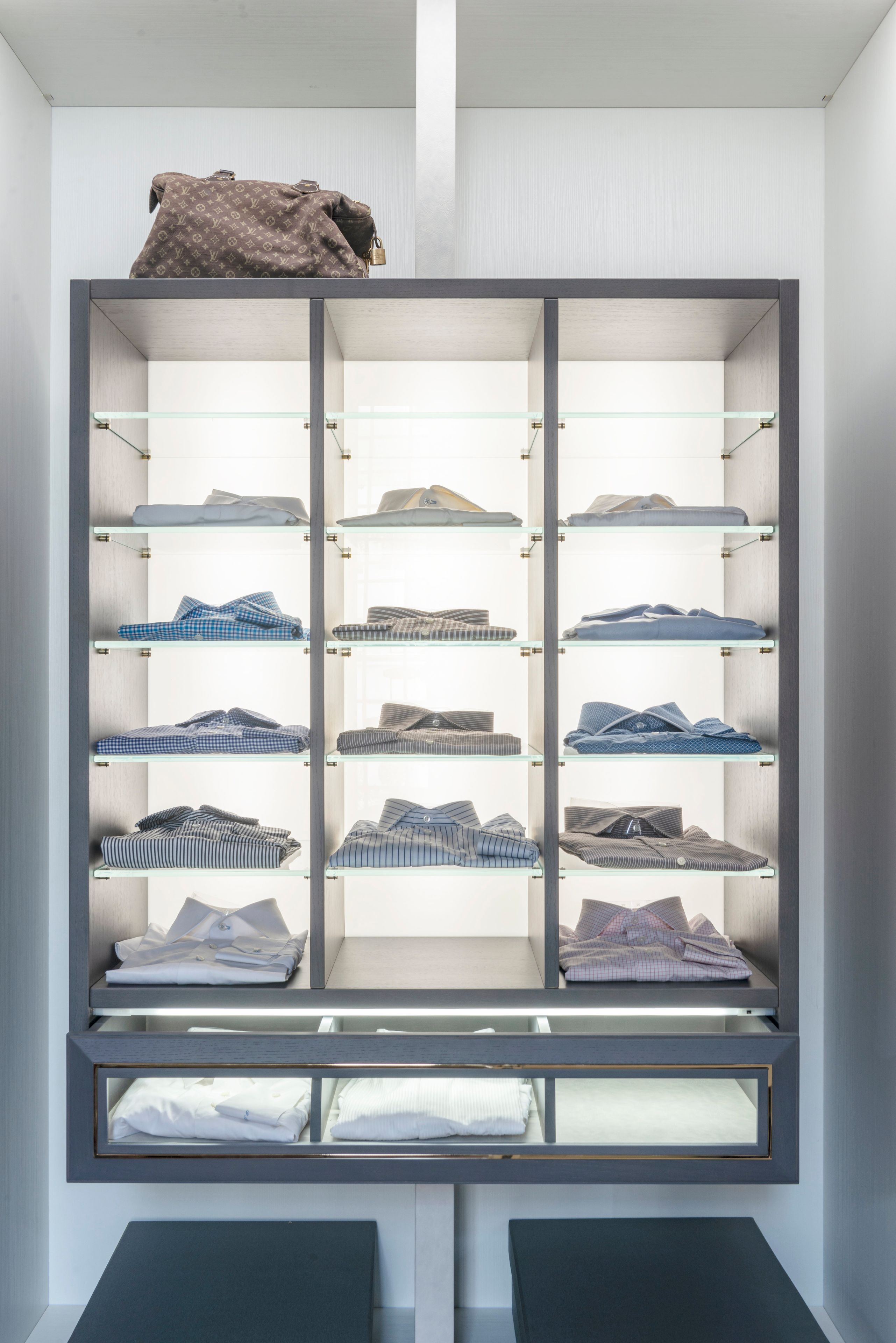 Шкаф из дуба со встроенным освещением на заказ Martini Interiors сущность ARCH-00105014 - Вид №3