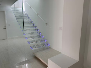 Акриловая консольная лестница со светодиодом