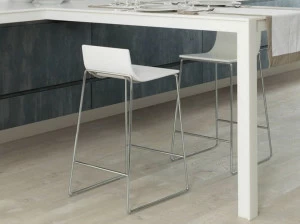 GAMADECOR Высокий табурет на саночной базе из фанерованной древесины с подставкой для ног Curve