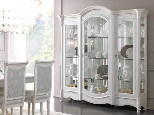 Деревянная витрина со встроенным освещением