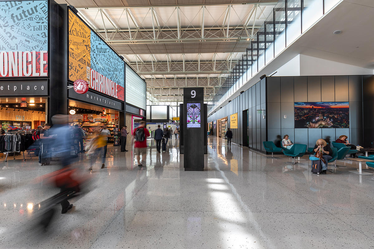 FSRT654 Деталь выравнивающей системы облицовки стен с панелями из вивихромного хромового стекла с промежуточным слоем индивидуального цвета, показанная в конфигурации отражения с отделкой pearlex +, нержавеющая сталь с отделкой каймой и внешний открытый у Forms-surfaces  - Вид №4