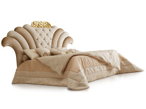 Двуспальная кровать с капитонным изголовьем