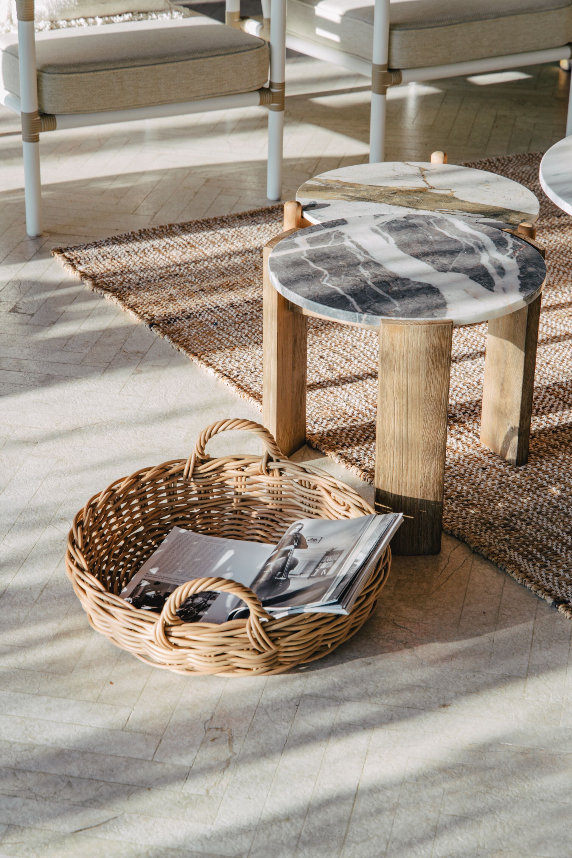 Высокий круглый стол из тикового дерева с мраморной столешницей cbdesign стела ARCH-00089225 - Вид №6