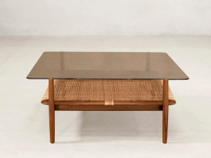 Журнальный столик из дерева и стекла