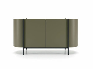 Деревянный шкаф с распашными дверями