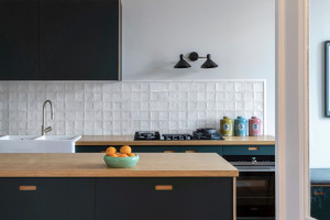 Встроенная кухня из линолеума с островом