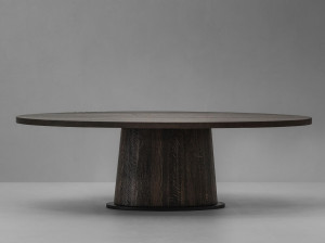 Овальный дубовый стол