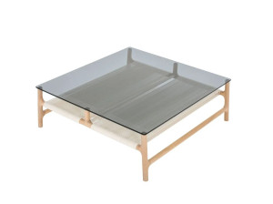 Деревянный и стеклянный квадратный низкий журнальный столик