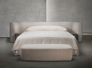 Двуспальная кровать с мягким изголовьем