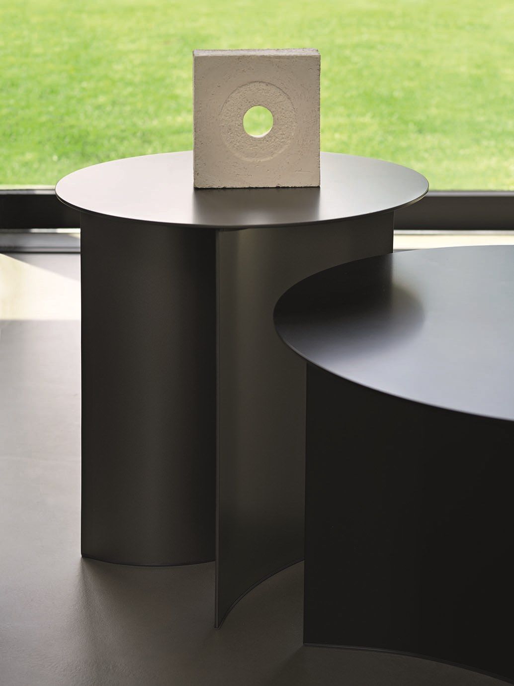 Круглый металлический журнальный столик Flou Pierre ARCH-00127357 - Вид №2