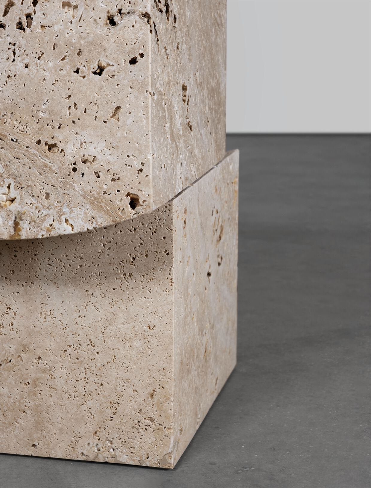 Журнальный столик из травертина Movimento Gallery Estudio Persona ARCH-00019887 - Вид №1