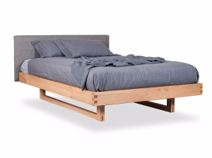 Двуспальная кровать из массива дерева с мягким изголовьем