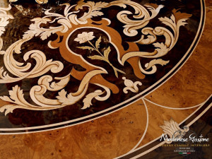 Круглый стол для гостиной из массива дерева