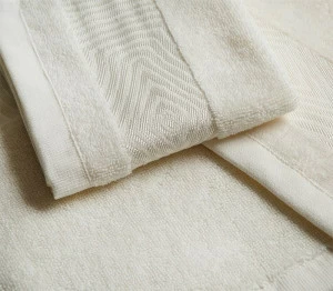 Комплект ручных полотенец из коллекции MAGNUM в молочном цвете. Представляем вашему вниманию универсальный комплект полотенец для рук, который можно использовать как в ванне, так и на кухне. Плотная, но нежная махра салфеток отлично впитывает и дарит комф