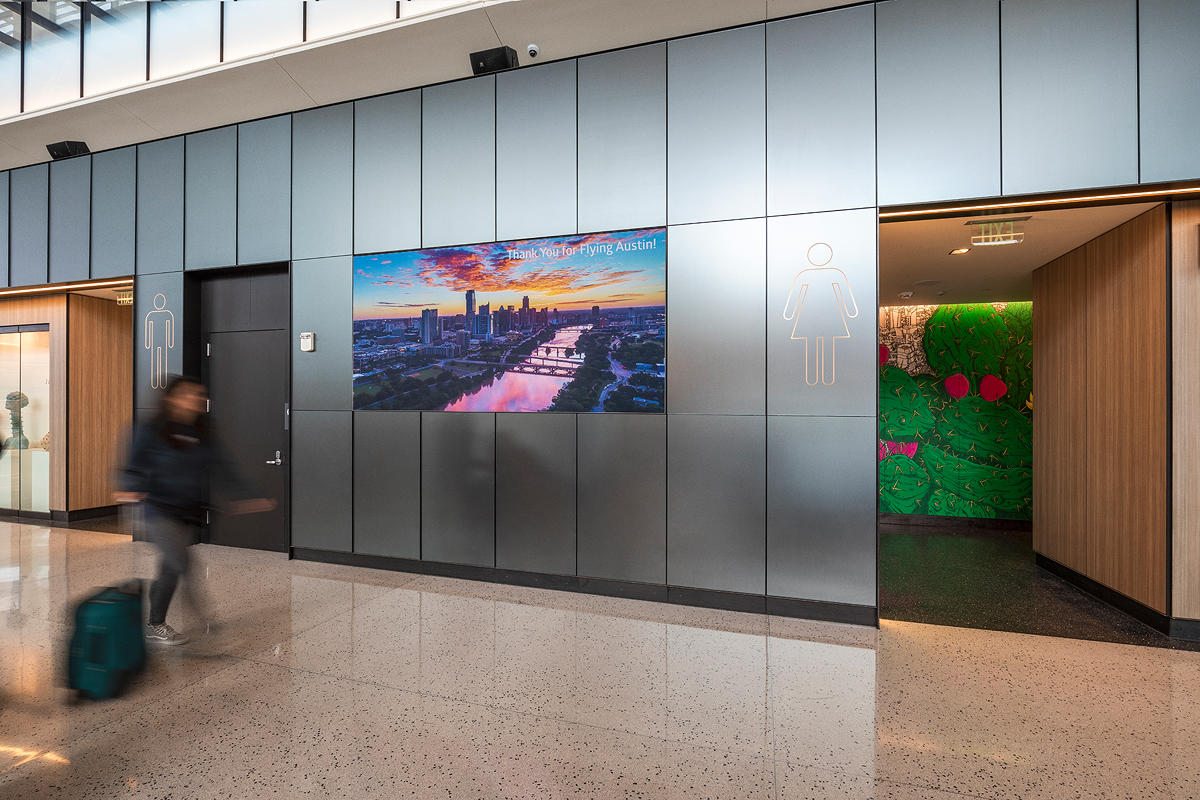 FSRT637 Система облицовки стен Levelr с панелями из вивихромового хромового стекла в отражающей конфигурации с индивидуальной цветовой прослойкой и опалексной отделкой, индивидуальной графикой туалета с индивидуальной подсветкой световой панели и настраив Forms-surfaces  - Вид №7