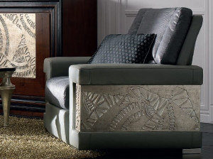 Серебряное кресло с подлокотниками