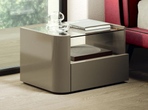 Прямоугольная тумбочка из дерева и стекла