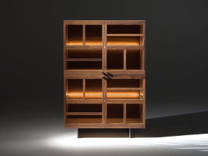 Деревянная витрина со встроенным освещением