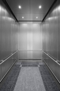 FSRT833 Интерьер лифта Levelc-1000a из нержавеющей стали с отделкой из песчаника и далласским оттиском; круглые поручни из сатинированной нержавеющей стали; система широтных бамперов в конфигурации d в международном аэропорту индианаполис, индианаполис, и