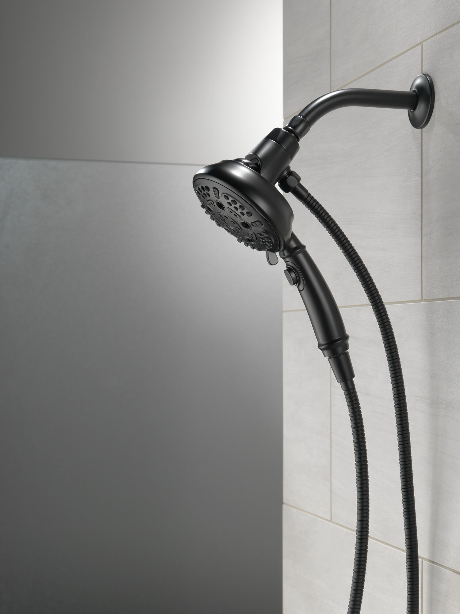 54710-BL-PK Ручной душ SureDock ™ с 7 настройками Delta Faucet Universal Showering Матовый черный  - Вид №16