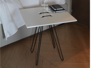 Высокий квадратный лакированный стол