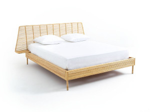 Плетеная двуспальная кровать со встроенными тумбочками