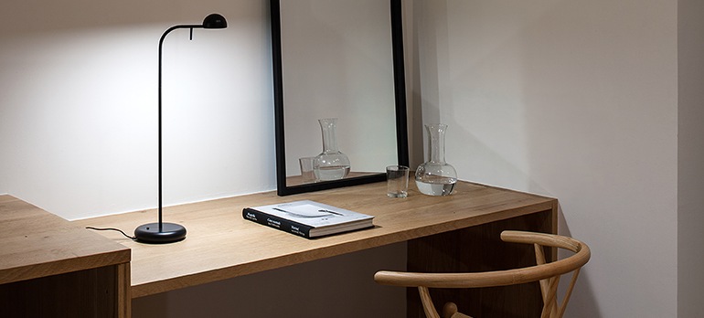 040584 Настольная лампа Vibia Pin