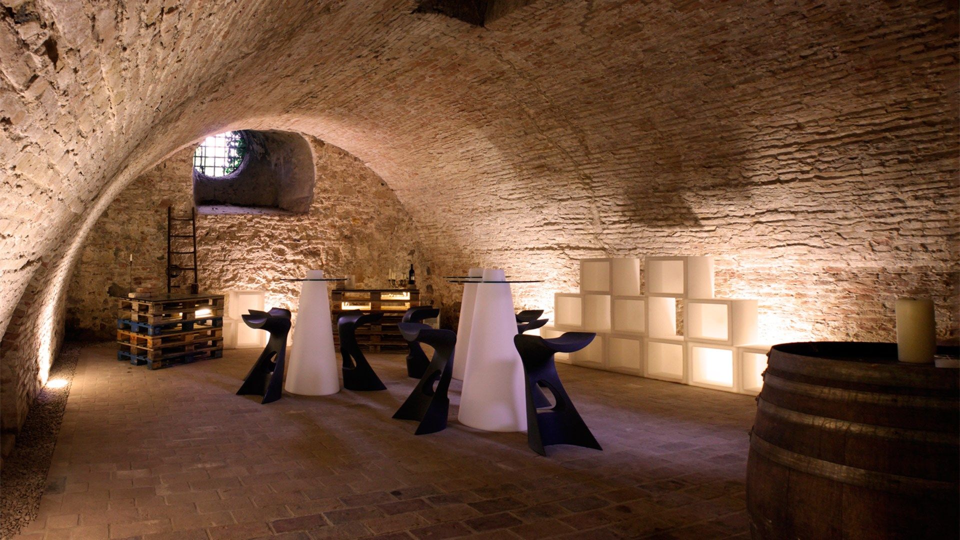 Высокий стол из полиэтилена для контракта SLIDE PEAK ARCH-00101759 - Вид №5