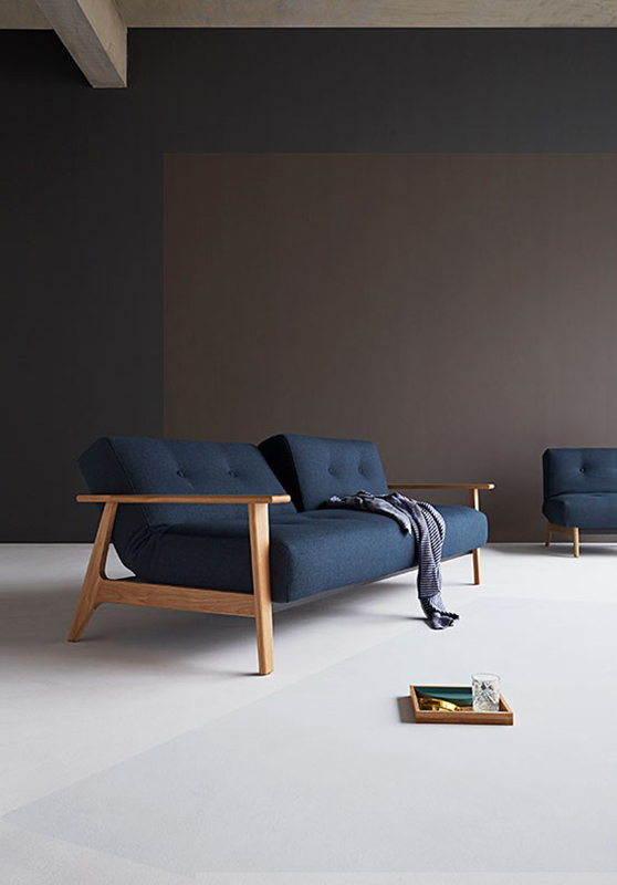 Диван Ample с подлокотниками Frej, ножками из дуба и черной рамой, темно-синий Innovation Living AMPLES3 - Вид №8