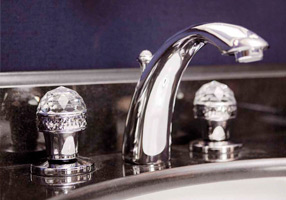 Gentry Home Смеситель для умывальника на три отверстия с выдвижным краном Crystal Медь GH102966 - Вид №1