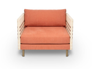 Тканевое кресло с подлокотниками