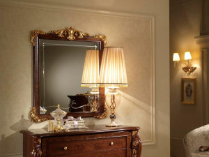 Зеркало в классическом стиле с рамкой