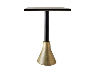 Высокий бетонный стол