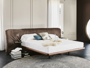 Двуспальная кровать с мягким изголовьем