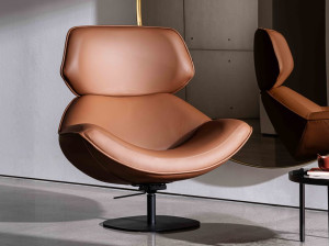 Кожаное вращающееся кресло с подлокотниками и подголовником