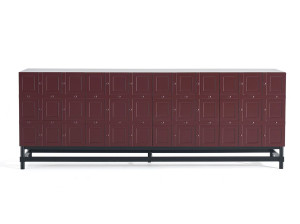 Деревянный шкаф с распашными дверями