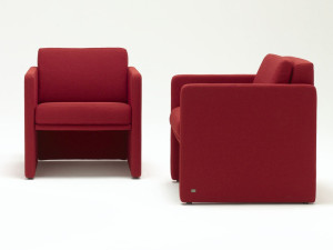 Тканевое кресло с подлокотниками