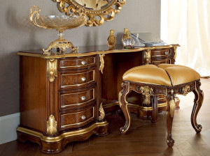 Деревянный туалетный столик